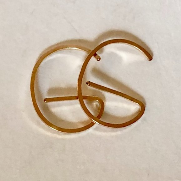 NWOT Gold Filled "G" Shape Earrings - Picture 1 of 1
